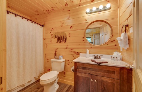 Pigeon Forge Cabin | Paws in the Air: Hot Tub,Pigeon Forge