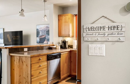 East Kootenay Apartment | Paws & Peaks | Hot Tub | Games Room | Central