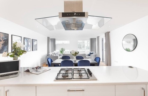 Camden Town with Primrose Hill Apartment | PBC | Three Bedroom Apartment with Balcony JT7