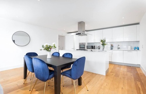 Camden Town with Primrose Hill Apartment | PBC | Three Bedroom Apartment with Balcony JT7