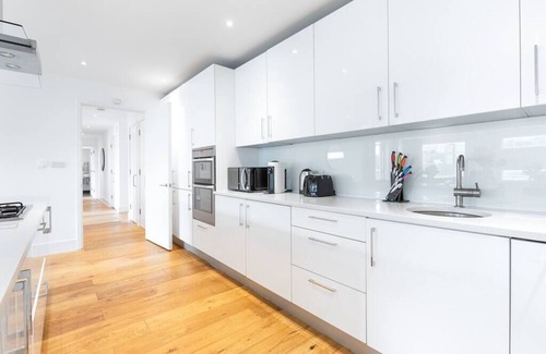 Camden Town with Primrose Hill Apartment | PBC | Three Bedroom Apartment with Balcony JT7