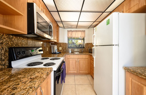 Marathon Cottage | PC arrive any day, beach, Pool, WD, Kitchen, Hot Tub Marina WiFi, boat dock