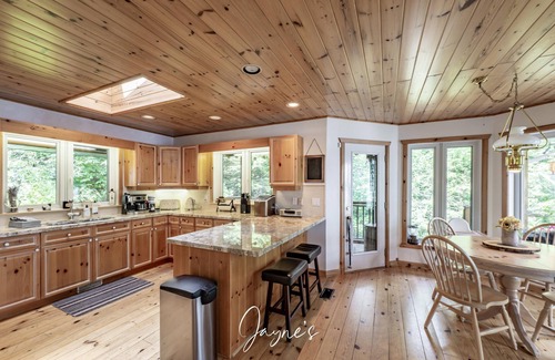 Seguin Cottage | Peace and Quiet on Little Lake Joseph!