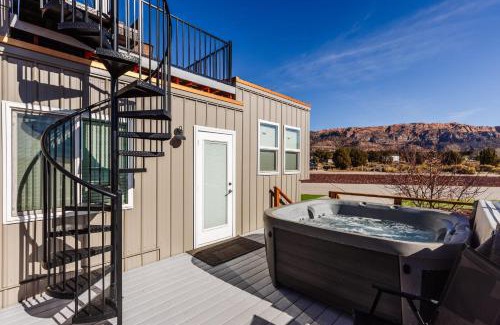 Apple Valley House | Peace and Tranquility private hot tub deck and bbq