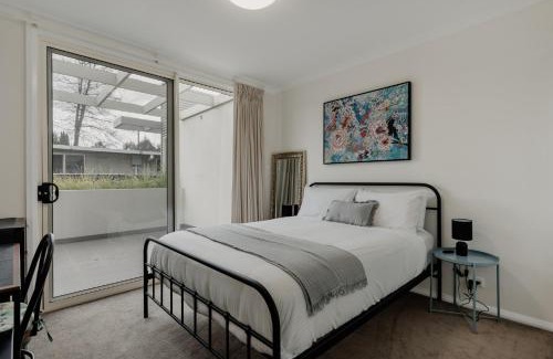Turner Apartment | Peaceful 1-Bed Apartment Close to Lonsdale St