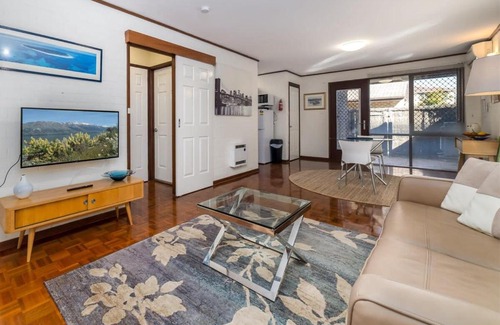 Braddon Apartment | Peaceful 1-Bed by City Centre with Secure Parking