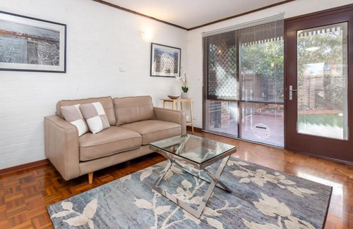 Braddon Apartment | Peaceful 1-Bed by City Centre with Secure Parking
