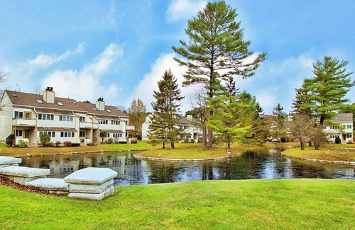 Lenox Condo | Peaceful 1BR Condo with Pond View
