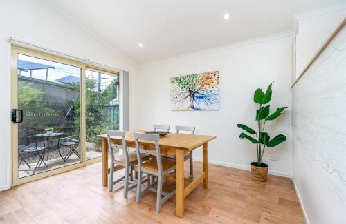 Dickson Apartment | Peaceful 1BR Courtyard Unit in quiet Dickson - Hosted by CanStay
