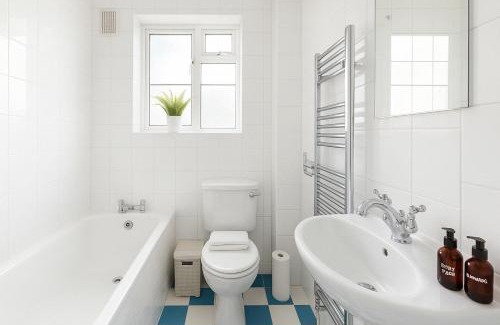 Ravenscourt Park Apartment | Peaceful 2 Bed Flat in Chiswick