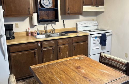 Davis Condo | Peaceful 2-bedroom condo with fireplace centrally located in the heart of Canaan