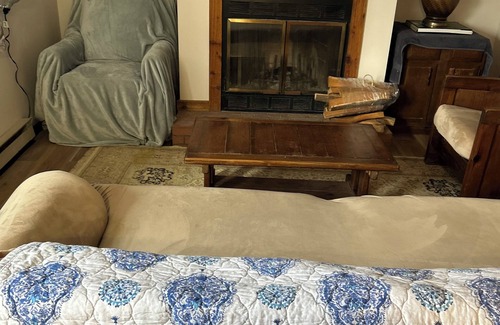 Davis Condo | Peaceful 2-bedroom condo with fireplace centrally located in the heart of Canaan