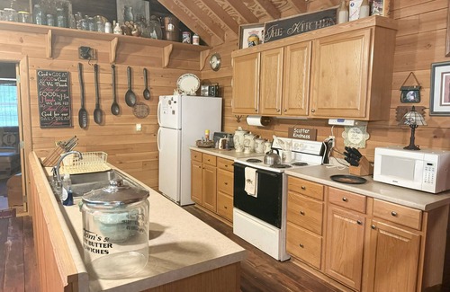 Tifton Cabin | Peaceful 2BR Cabin Retreat in Tifton-Shady Pondside Getaway on Quiet Dirt road