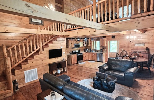 Gatlinburg - Pigeon Forge Cabin | Peaceful 2BR Mountain Getaway! Deck, A/C & Nature Trails - Perfect Summer Stay