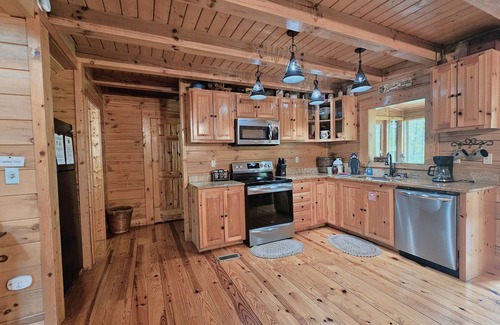 Gatlinburg - Pigeon Forge Cabin | Peaceful 2BR Mountain Getaway! Deck, A/C & Nature Trails - Perfect Summer Stay
