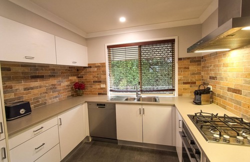 Nundah Apartment | Peaceful 2BR Walk to Cafes Near Airport & CBD