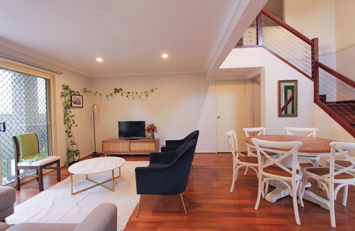 Nundah Apartment | Peaceful 2BR Walk to Cafes Near Airport & CBD