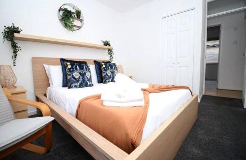 Penarth Apartment | Peaceful 3 Bed Flat with Parking and Balcony by CTO Serviced Apartments