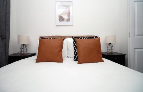Penarth Apartment | Peaceful 3 Bed Flat with Parking and Balcony by CTO Serviced Apartments