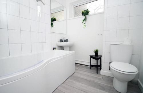 Penarth Apartment | Peaceful 3 Bed Flat with Parking and Balcony by CTO Serviced Apartments