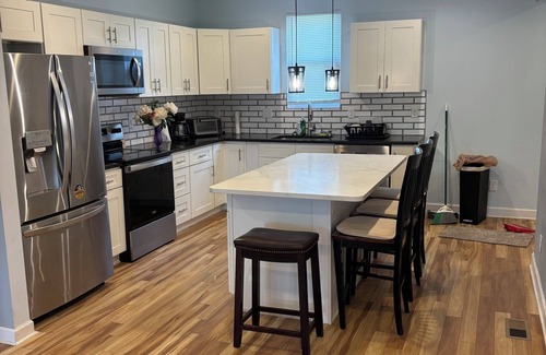 Near East Columbus House | Peaceful 3-bedroom house with AC in charming Columbus. Able to accommodate 8.