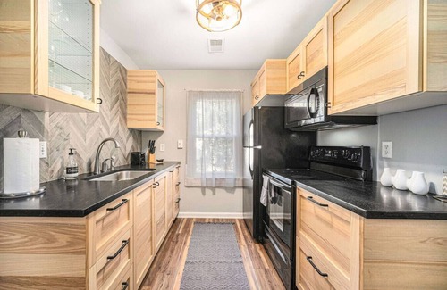 Mount Pleasant House | Peaceful 3br/2ba Shem Creek Getaway!