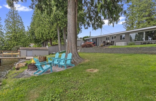 Martha Lake House | Peaceful 4b2.5b Lake Home | Kayaks, Dock & Patio