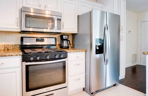 Sunrise House | Peaceful 4BD+Den Home Oasis w/ Pool Backyard & WFH