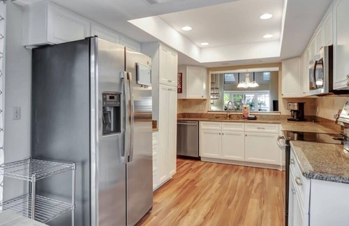 Palmetto Dunes Villa | Peaceful 4BR Captain's Cove condo w/lagoon view/2 min. walk to beach