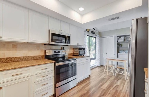 Palmetto Dunes Villa | Peaceful 4BR Captain's Cove condo w/lagoon view/2 min. walk to beach