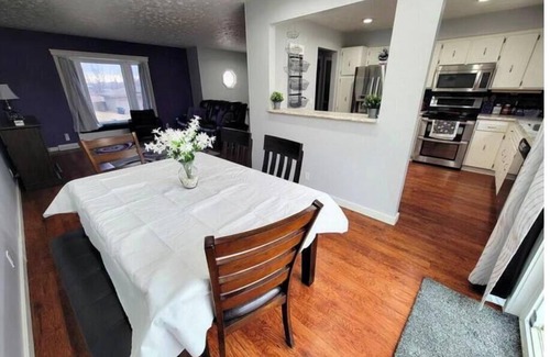 Millard House | Peaceful 5-Bed Getaway, Safe, Comfy, Convenient -Just minutes to I-80