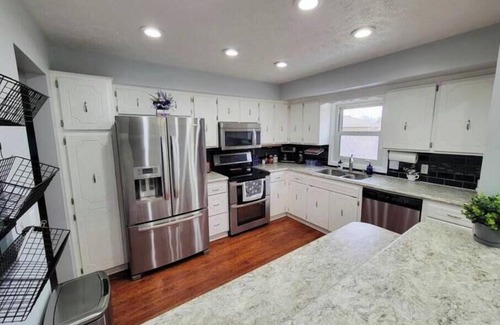 Millard House | Peaceful 5-Bed Getaway, Safe, Comfy, Convenient -Just minutes to I-80
