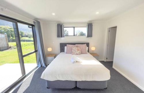 Pukehangi House | Peaceful 5 bedrooms Retreat