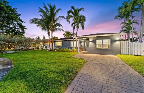 Fort Lauderdale Cottage | Peaceful 5BR -waterway Views & Private Heated Pool