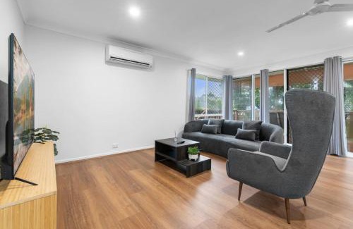 Sunnybank Hills House | Peaceful and Convenient 4BR Family Modern Retreat