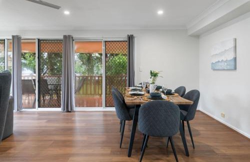 Sunnybank Hills House | Peaceful and Convenient 4BR Family Modern Retreat