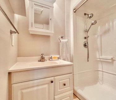 North Glenmore Apartment | Peaceful and cosy suite with kitchen and bathroom in desired north Glenmore - perfect for any stay