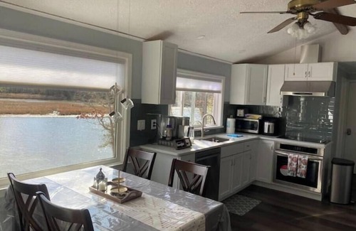 Colonial Beach House | Peaceful and Cozy Waterfront Home [just renovated]