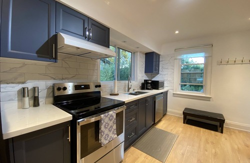 Gravenhurst Cottage | Peaceful and Family-Friendly Downtown Lake House with Private Docks