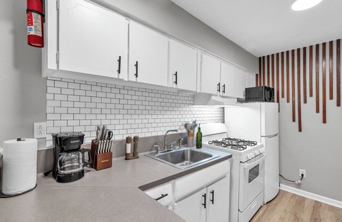 Greenway Plaza-Upper Kirby Apartment | Peaceful and Modern Chic Home in Houston