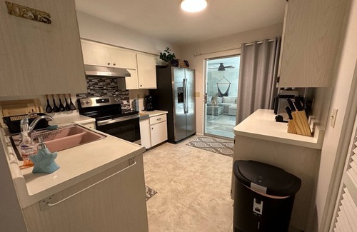 Fruitville House | Peaceful Beach House with Spacious Lanai and Pool- Siesta Key Beach close by!
