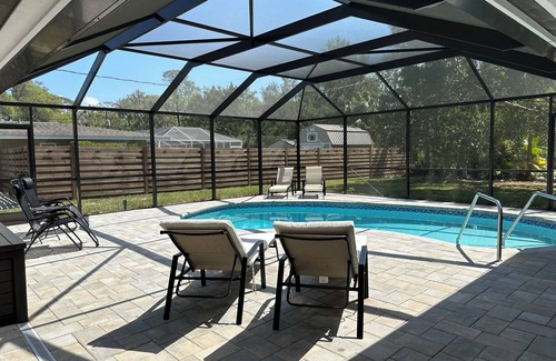 Fruitville House | Peaceful Beach House with Spacious Lanai and Pool- Siesta Key Beach close by!