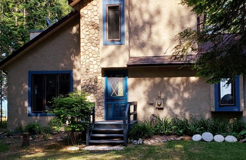 Harrisville House | Peaceful Beach Retreat