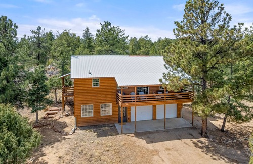 Cotopaxi House | Peaceful Cabin among Pines and Peaks
