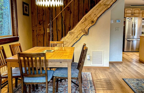 Alyeska Cabin | Peaceful cabin in Girdwood, fireplace, wood stove & mountain views