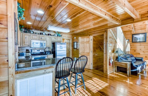Gatlinburg - Pigeon Forge Cabin | Peaceful cabin in a gated community w/Free Attraction Tickets & private hot tub