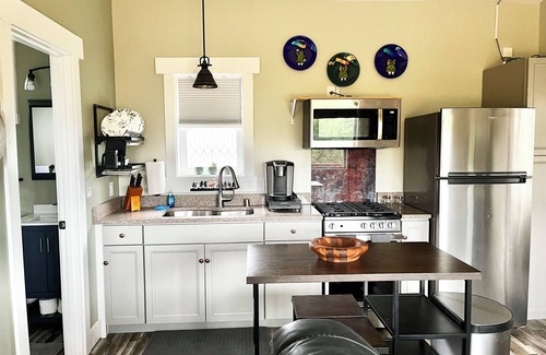 Palmer Cabin | Peaceful Clover Hill Cabin-Mountain Views!