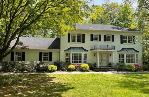 Greenwich House | Peaceful Colonial on Private Road in Greenwich, CT