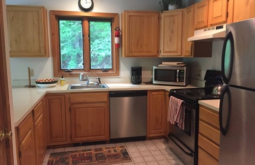 West Dover House | Peaceful, comfortable townhouse near Mount Snow; free shuttle; hot tub