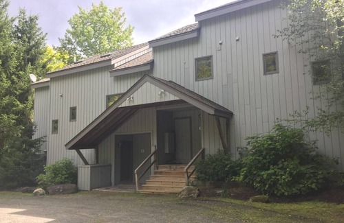 West Dover House | Peaceful, comfortable townhouse near Mount Snow; free shuttle; hot tub